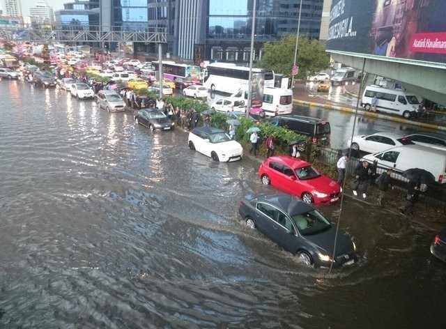 İstanbul'da hayatı felç eden sel felaketinden yeni görüntüler