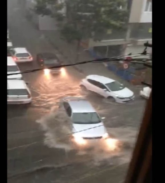 İstanbul'da hayatı felç eden sel felaketinden yeni görüntüler