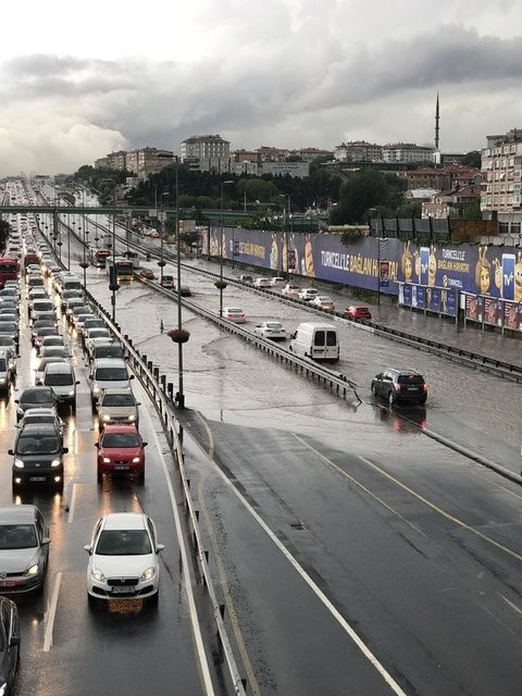 İstanbul'da hayatı felç eden sel felaketinden yeni görüntüler