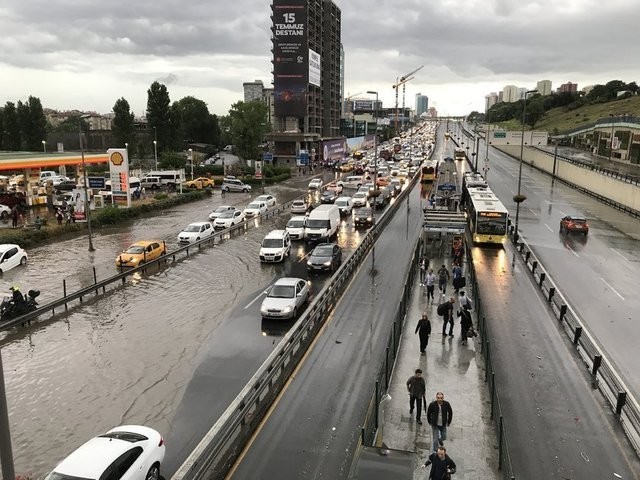 İstanbul'da hayatı felç eden sel felaketinden yeni görüntüler