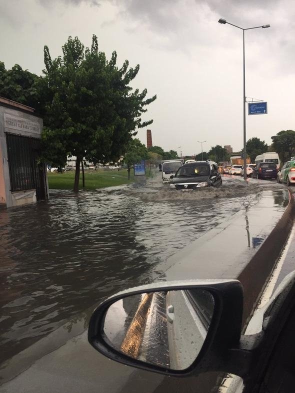 İstanbul'da hayatı felç eden sel felaketinden yeni görüntüler