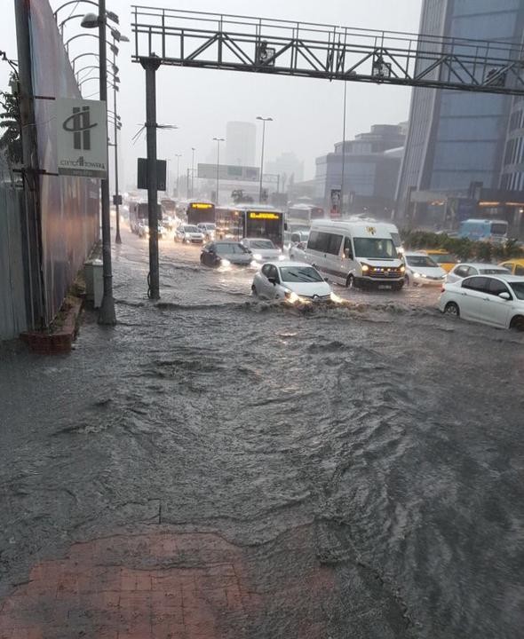 İstanbul'da hayatı felç eden sel felaketinden yeni görüntüler