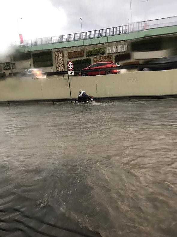 İstanbul'da hayatı felç eden sel felaketinden yeni görüntüler