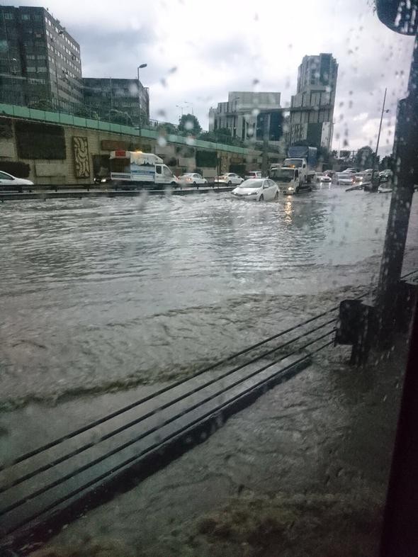 İstanbul'da hayatı felç eden sel felaketinden yeni görüntüler