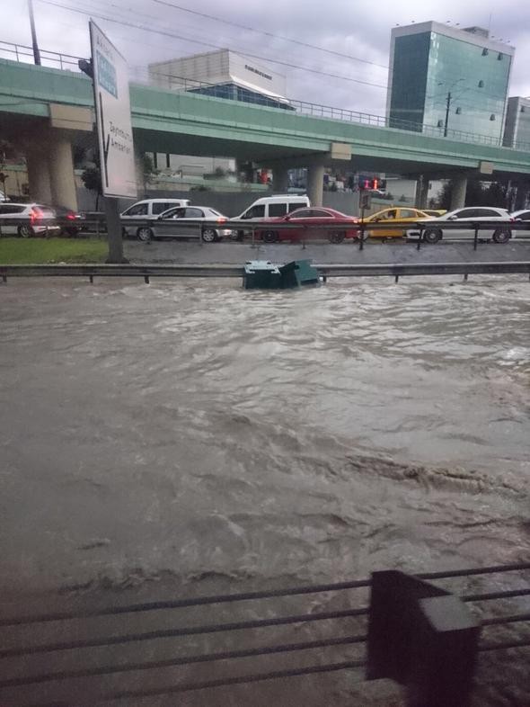 İstanbul'da hayatı felç eden sel felaketinden yeni görüntüler