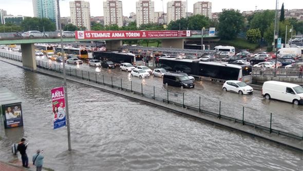 İstanbul'da hayatı felç eden sel felaketinden yeni görüntüler