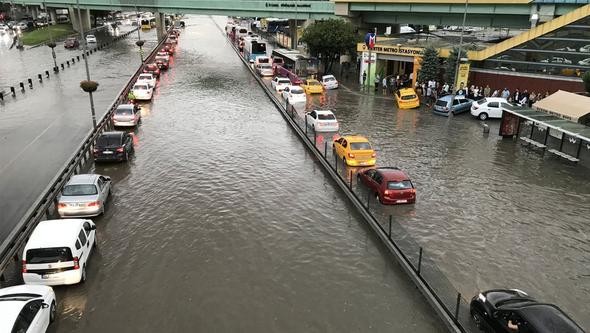 İstanbul'da hayatı felç eden sel felaketinden yeni görüntüler