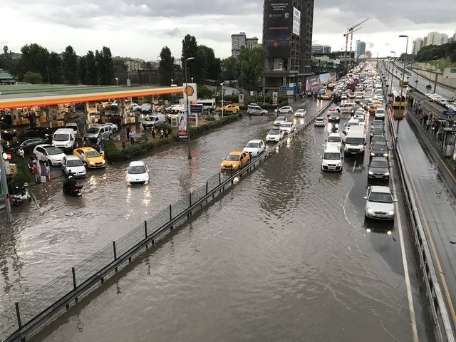 İstanbul'da hayatı felç eden sel felaketinden yeni görüntüler