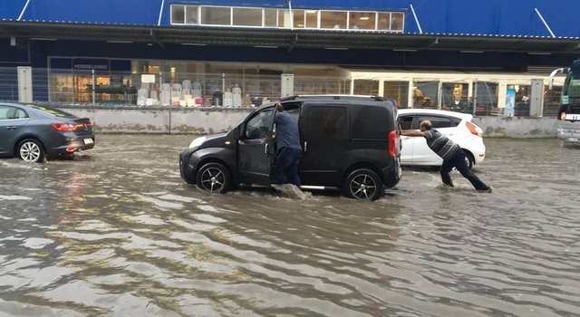 İstanbul'da hayatı felç eden sel felaketinden yeni görüntüler