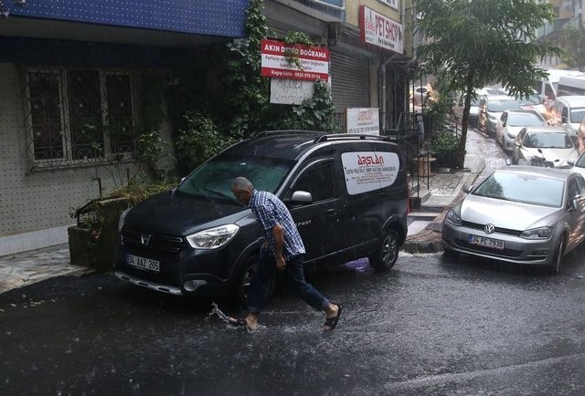 İstanbul'da hayatı felç eden sel felaketinden yeni görüntüler