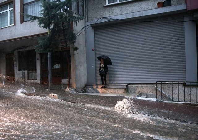 İstanbul'da hayatı felç eden sel felaketinden yeni görüntüler