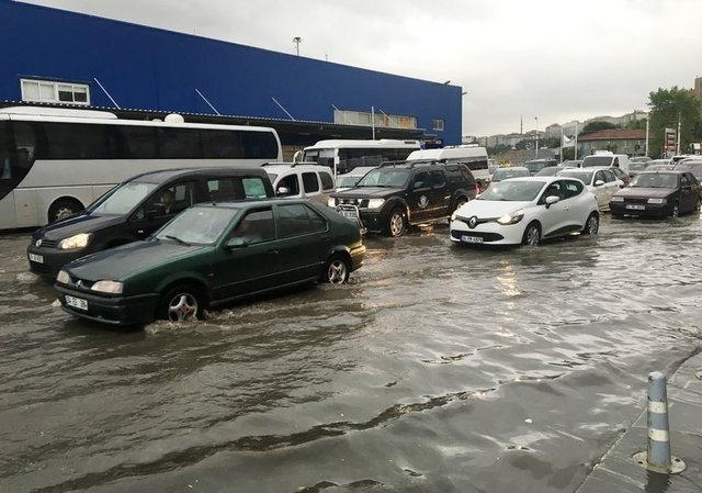 İstanbul'da hayatı felç eden sel felaketinden yeni görüntüler