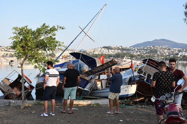 Bodrum'da bulunan ünlü isimlerin deprem paylaşımları