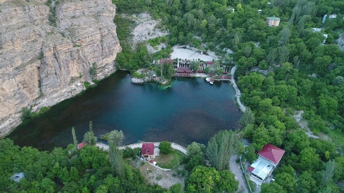 Sakin kent Uzundere misafirlerini büyülüyor