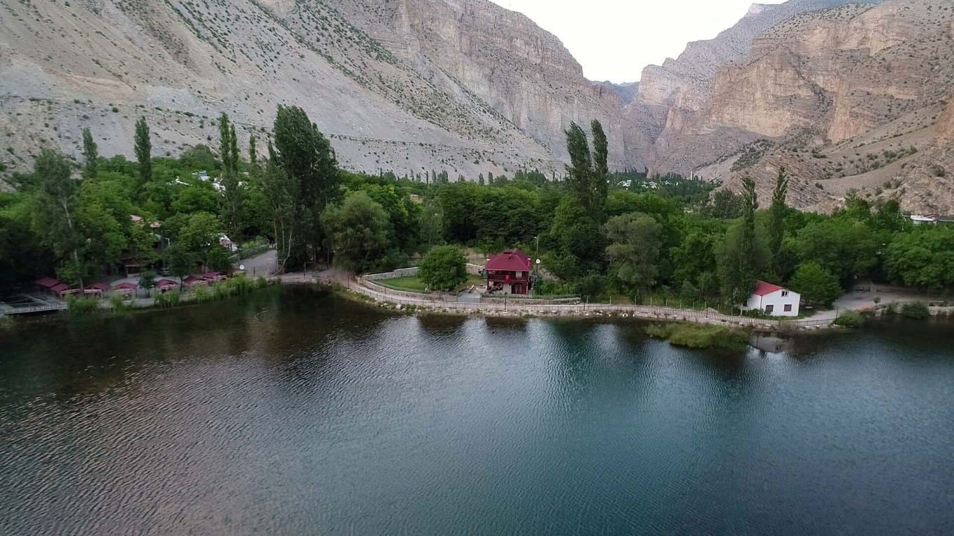 Sakin kent Uzundere misafirlerini büyülüyor