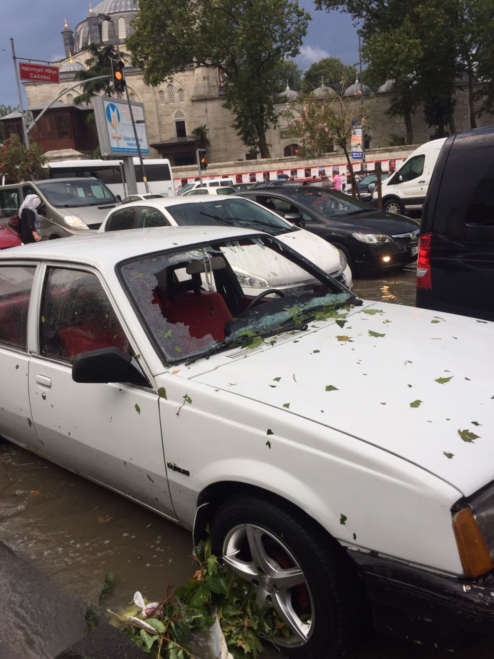 Trafik felç iş yerlerini su bastı! İşte ilk görüntüler