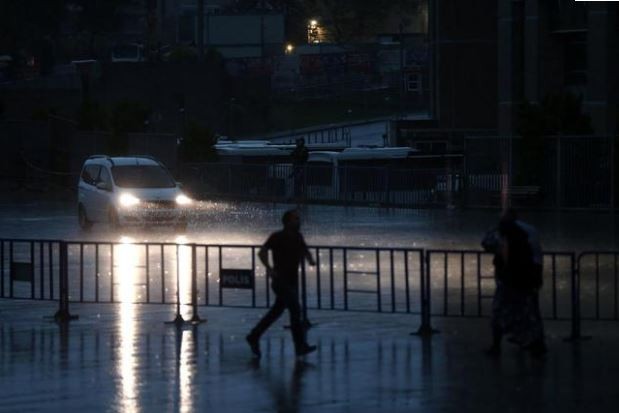 Trafik felç iş yerlerini su bastı! İşte ilk görüntüler