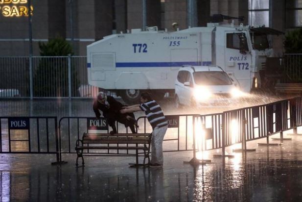 Trafik felç iş yerlerini su bastı! İşte ilk görüntüler