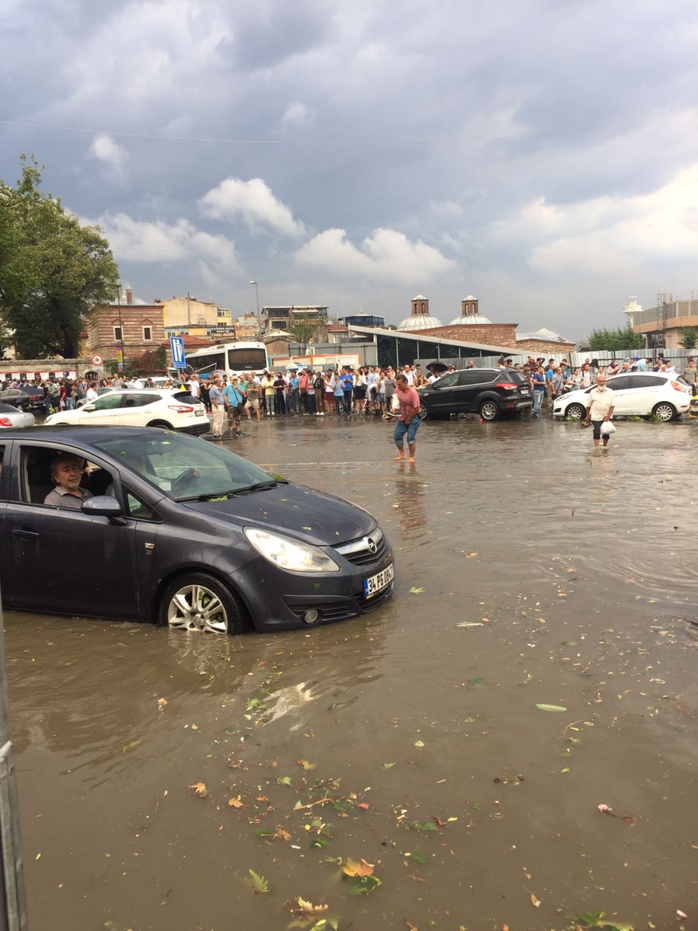 Trafik felç iş yerlerini su bastı! İşte ilk görüntüler