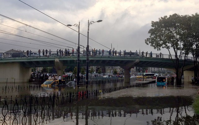 Trafik felç iş yerlerini su bastı! İşte ilk görüntüler