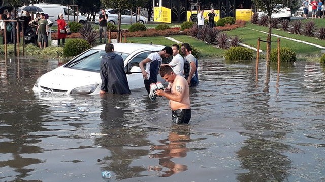 Trafik felç iş yerlerini su bastı! İşte ilk görüntüler