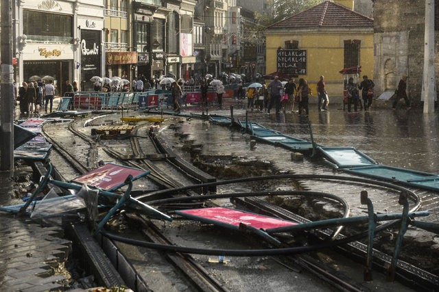 Trafik felç iş yerlerini su bastı! İşte ilk görüntüler