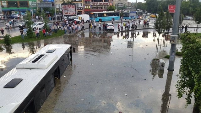 Trafik felç iş yerlerini su bastı! İşte ilk görüntüler