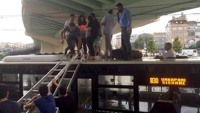 Trafik felç iş yerlerini su bastı! İşte ilk görüntüler