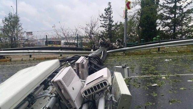 Trafik felç iş yerlerini su bastı! İşte ilk görüntüler