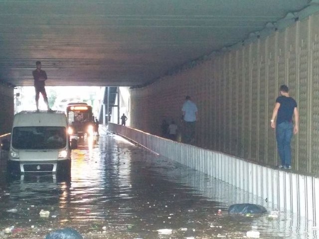 Trafik felç iş yerlerini su bastı! İşte ilk görüntüler