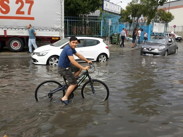 Trafik felç iş yerlerini su bastı! İşte ilk görüntüler