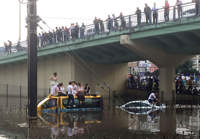 Trafik felç iş yerlerini su bastı! İşte ilk görüntüler