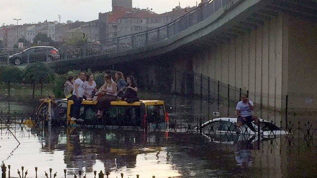 Trafik felç iş yerlerini su bastı! İşte ilk görüntüler