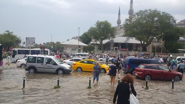 Trafik felç iş yerlerini su bastı! İşte ilk görüntüler