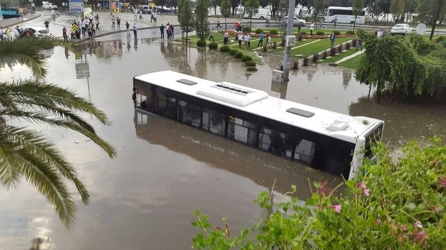 Trafik felç iş yerlerini su bastı! İşte ilk görüntüler