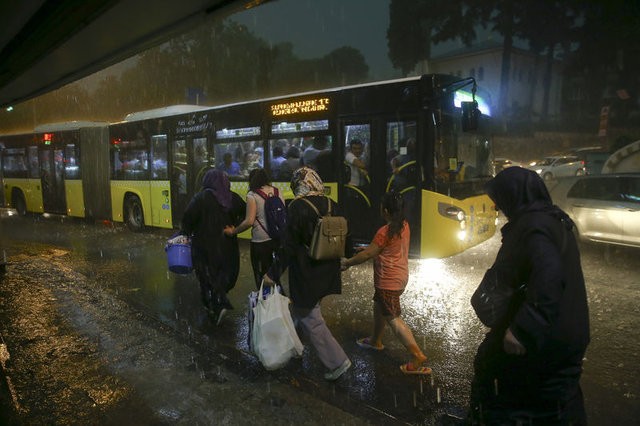 Trafik felç iş yerlerini su bastı! İşte ilk görüntüler