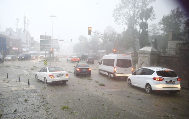 Trafik felç iş yerlerini su bastı! İşte ilk görüntüler