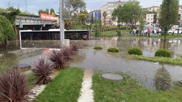 Trafik felç iş yerlerini su bastı! İşte ilk görüntüler