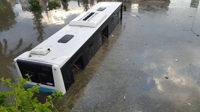 Trafik felç iş yerlerini su bastı! İşte ilk görüntüler