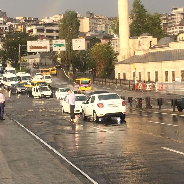 Trafik felç iş yerlerini su bastı! İşte ilk görüntüler