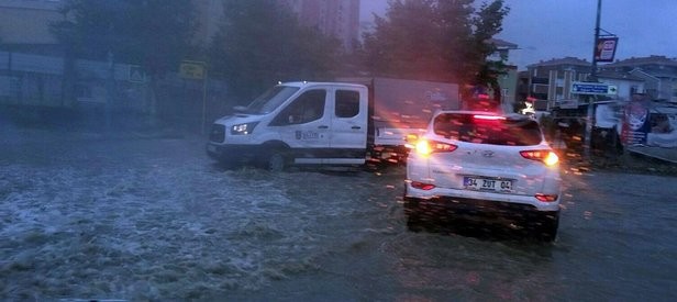 Trafik felç iş yerlerini su bastı! İşte ilk görüntüler