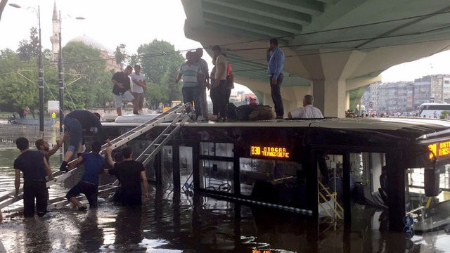 Trafik felç iş yerlerini su bastı! İşte ilk görüntüler