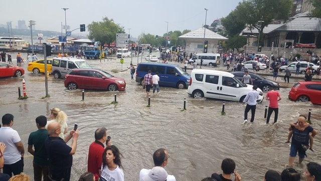 Trafik felç iş yerlerini su bastı! İşte ilk görüntüler