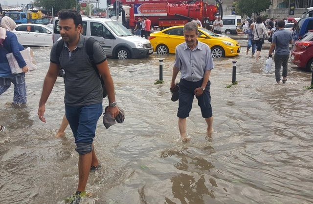 Trafik felç iş yerlerini su bastı! İşte ilk görüntüler