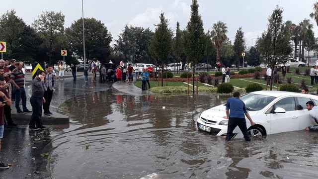 Trafik felç iş yerlerini su bastı! İşte ilk görüntüler