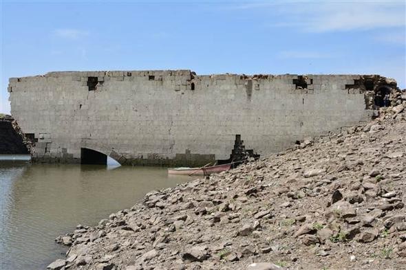 38 yıl sonra baraj suları çekilince ortaya çıktı