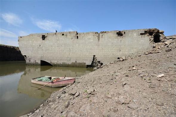 38 yıl sonra baraj suları çekilince ortaya çıktı