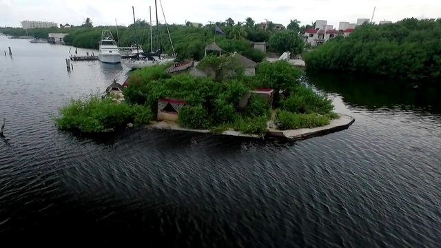 150 bin pet şişe ile yüzen ada yaptı