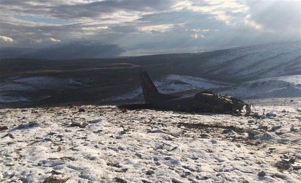 Düşen askeri uçağın enkazından ilk fotoğraflar