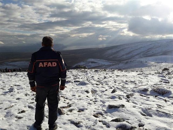 Düşen askeri uçağın enkazından ilk fotoğraflar